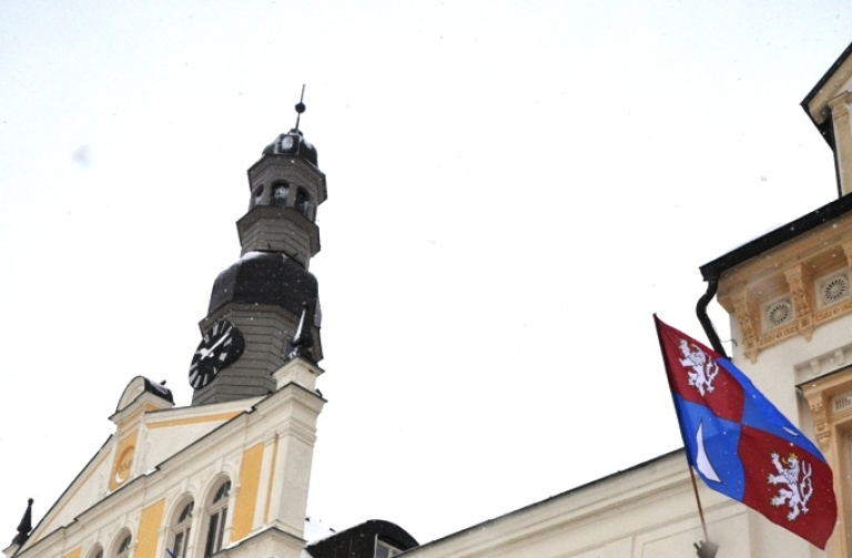Vlajka kraje na chrastavské radnici